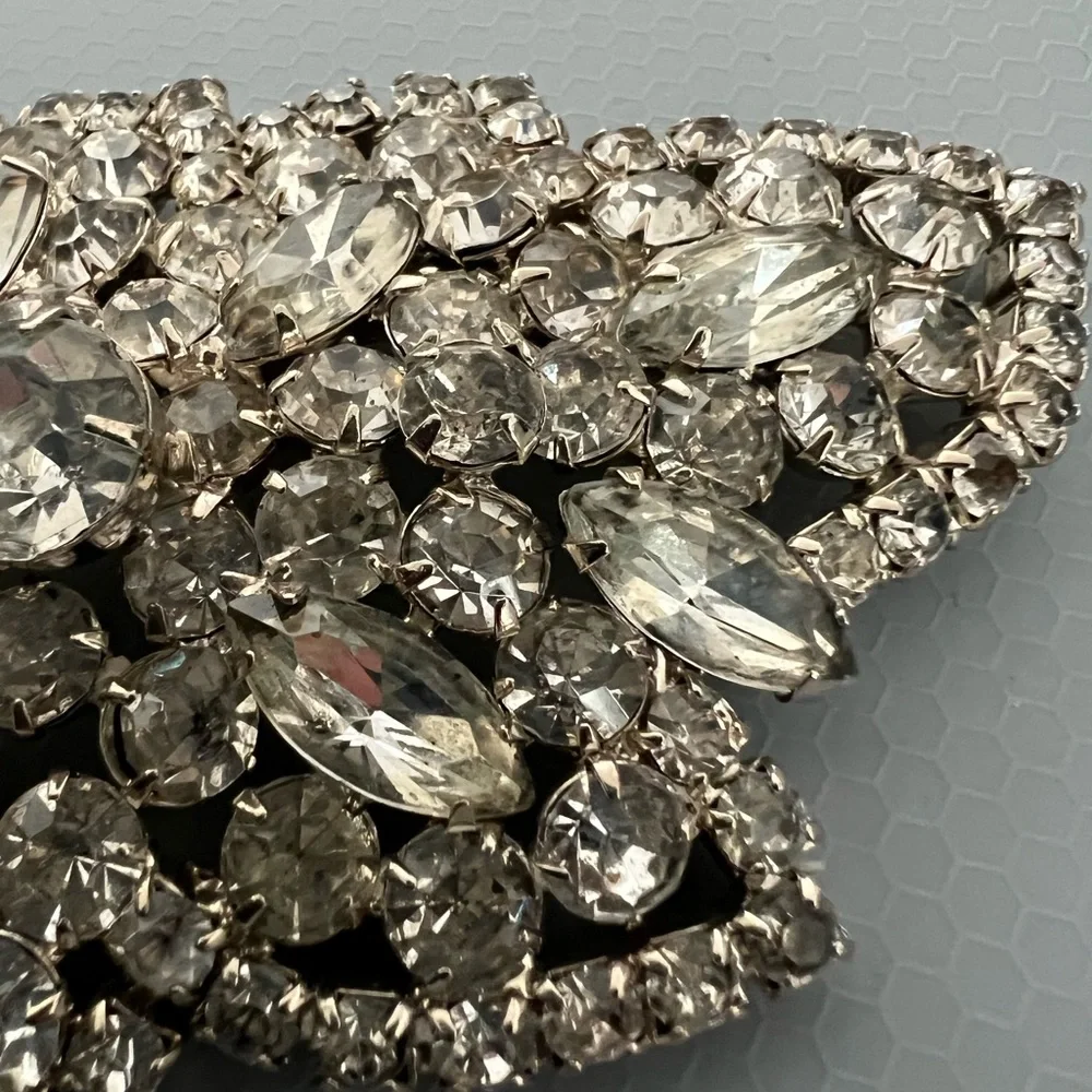 Large Vintage 1950's Leaf Rhinestone Brooch Pin - Picture 5 of 7